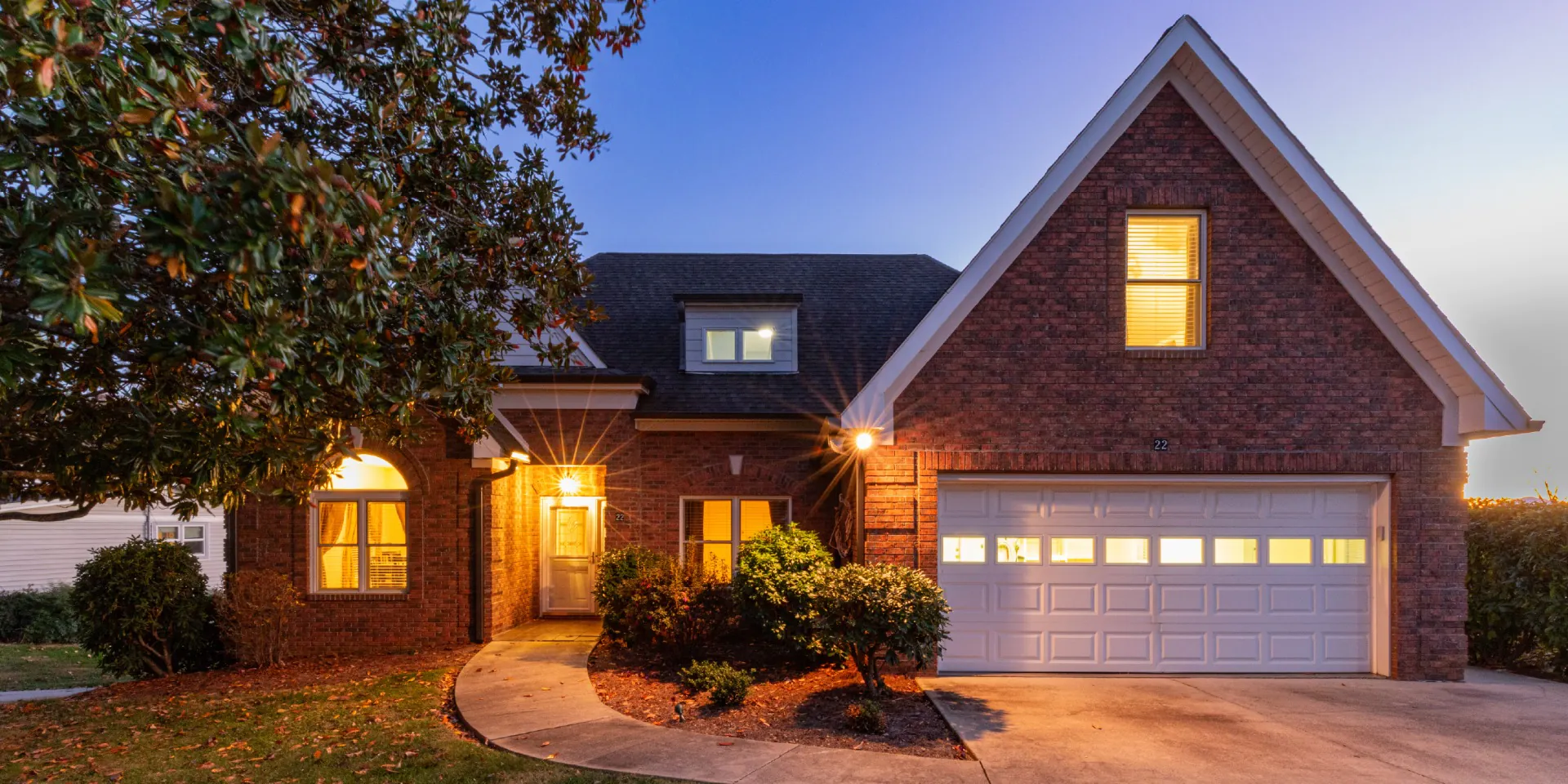 Woning met binnen- en buitenlampen die aan staan