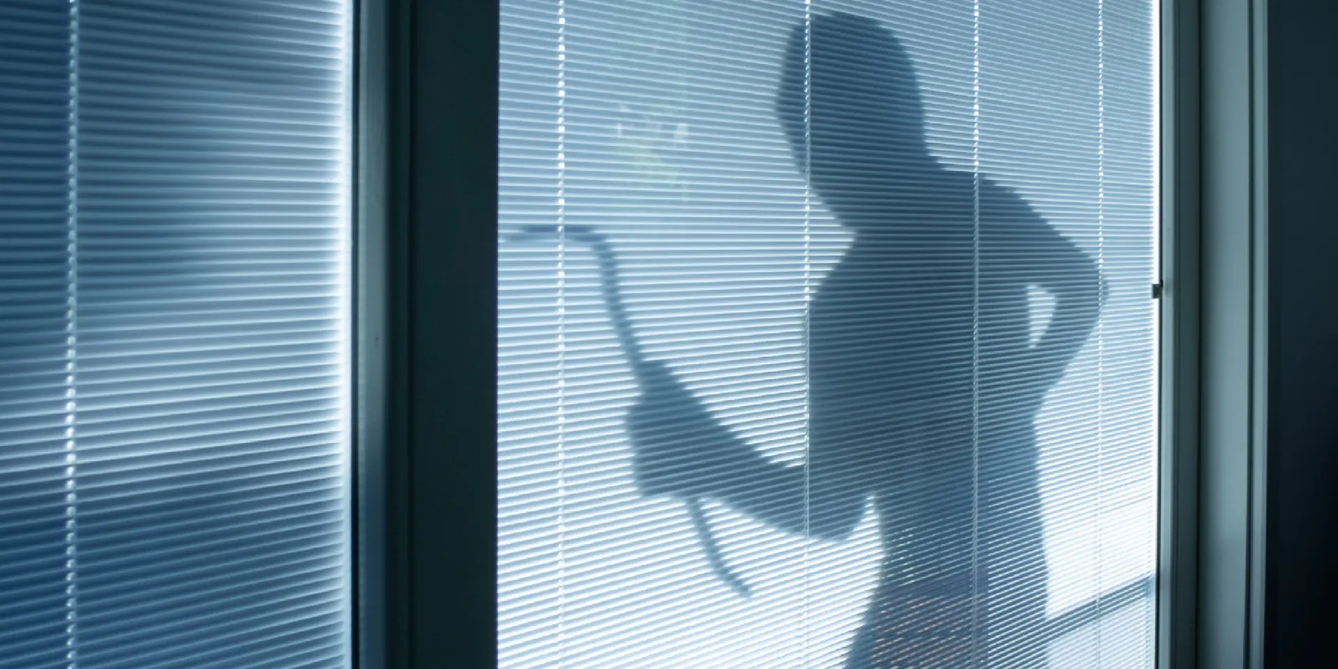 Inbreker langs een raam