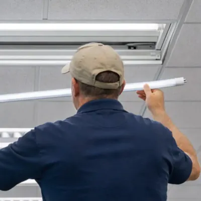 Installateur die een LED TL buis aansluit